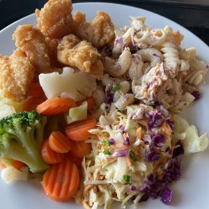 tiras de pescado con vegetales y ensaladas