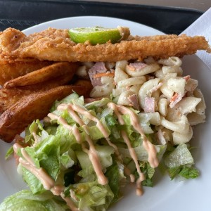 filete de pescado con papas western y ensaladas