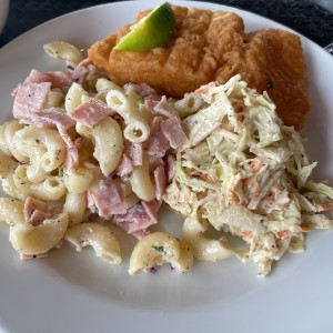 filete de pescado con ensaladas