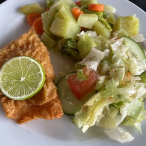 Pescado con vegetales y ensalada