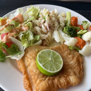 Pescado con vegetales y ensaladas