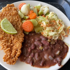 Filete de pescado con vegetales, frijoles y ensalada