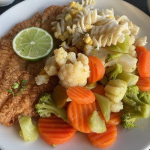 Pescado con vegetales y ensalada