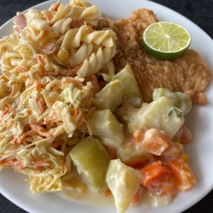 Pescado con vegetales y ensaladas 