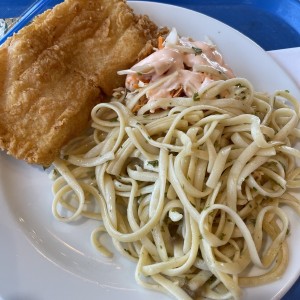 Pescado con pasta y ensalada 