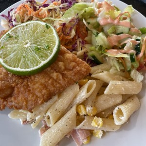Pescado con ensaladas