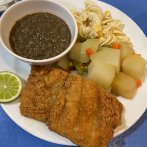 Pescado con lentejas y vegetales