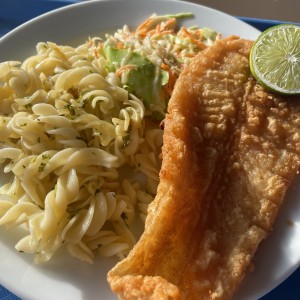 Pescado con pasta y ensalada