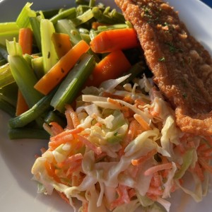 Pescado con vegetales y ensalada 