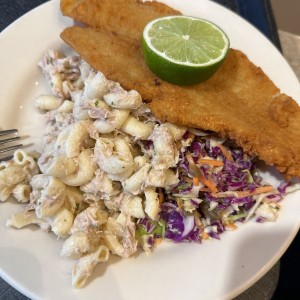 Pescado con ensaladas