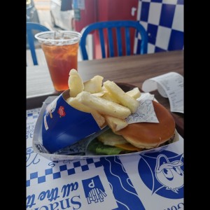 Hamburguesa McPato con yuquitas