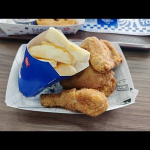 3 piezas de pollo con yuquitas