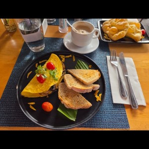 Omelette con hongos, chedar y pan de masa madre 