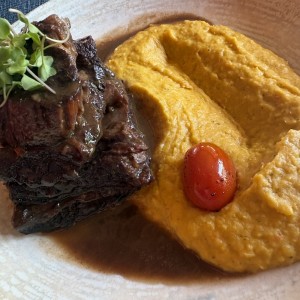 Asado de Tira con Tamal de Olla