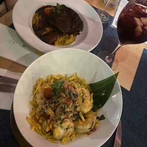 Asado de tira con tamal de olla y Langostinos a la pedra?