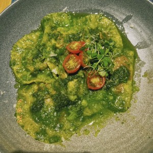 Ravioles de tasajo con pesto de culantro