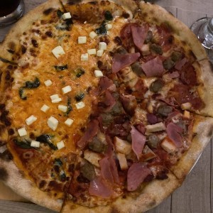 Pizza mitad La Chiricana y Margarita