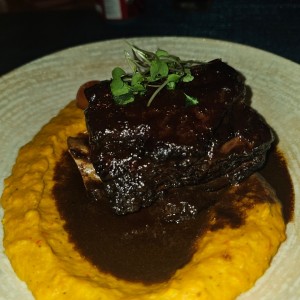 Asado de Tira con Tamal de Olla