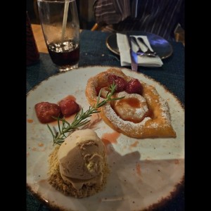 Hojaldra Con Fresas y Helado de Manjar Blanco