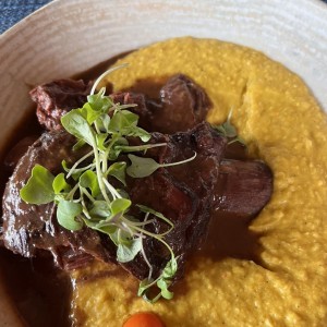 Asado de Tira con Tamal de Olla