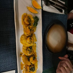 Patacones y langostinos al ajillo.