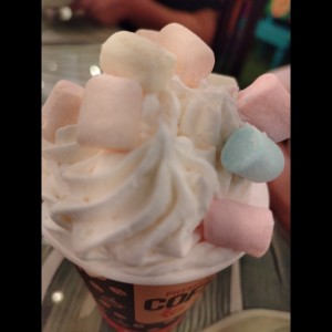 Chocolate con malvas y crema batida