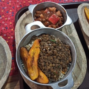 Cazuela de mariscos/ arroz con vegetales, lenteja y tajada