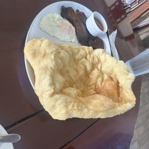 Hojaldre con carne y huevo