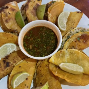 Variedad de tacos frijoles y limon