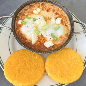Huevo en salsa de tomate con tortilla