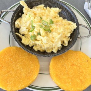 Huevo revuelto con tortilla