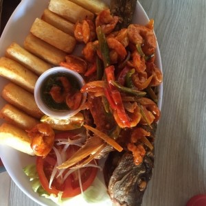 pescado frito a la proa con deliciosas yucas fritas