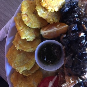 pescado frito con concha negra y patacones