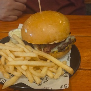 Hamburguesa Tequevaka con Papas Fritas