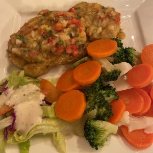 Filete de corvina al ajillo con vegetales 