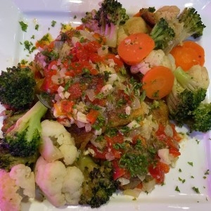 Pescado al ajillo con vegetales 