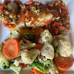 Corvina al ajillo con vegetales 