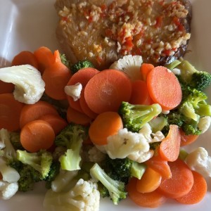 Filete de corvina al ajillo con vegetales 