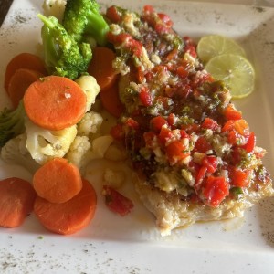 Corvina al ajillo con vegetales salteados 