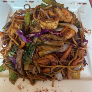 Chowmein de carne y camarones 