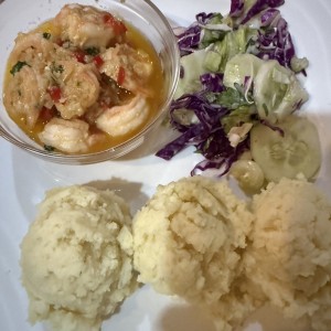 Camarones al ajillo con puré 