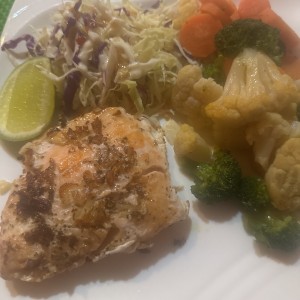 Salmón a la plancha con vegetales salteados 