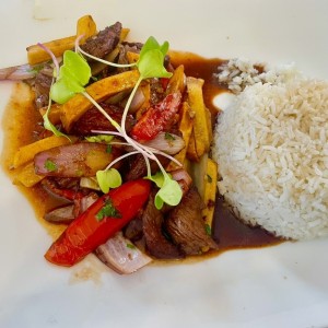LOMITO SALTEADO (Trozos de Filete Salteado al Momento, con Cebolla, Tomate, Salsa de Soya y Papas Fritas)
