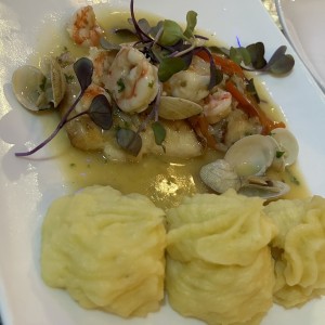 Corvina con Camaron y Mejillon