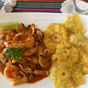 Corvina a lo macho con patacones