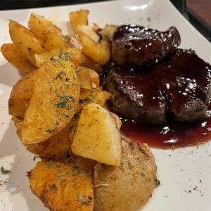 Filete al vino con papas gajo