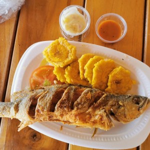 Corvina entera con patacones