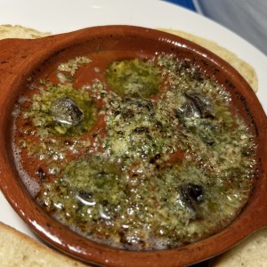 Caracoles Gratinados Con Mantequilla de Ajo