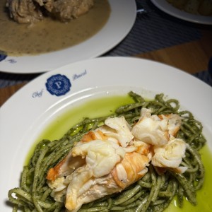 Langosta en Medallones sobre fetuccine al Pesto