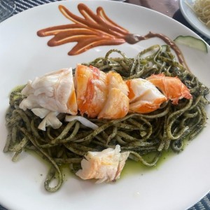 Langosta en Medallones sobre Fettuccini al Pesto